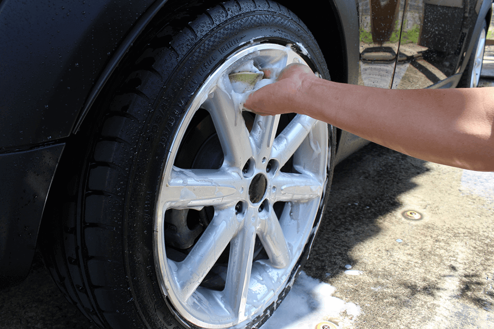 ガソリンスタンドでの洗車！手洗い洗車とセルフ洗車機の違いとは？